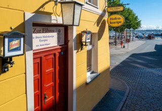 Eingang zur Hafenkneipe "Zur F&auml;hre" // &copy; Franziska H&ouml;pner