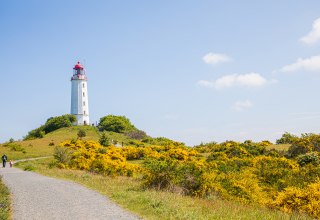 Das Wahrzeichen der Insel Hiddensee.
Kommt man zur Insel Hiddensee, so kommt man an ihm einfach nicht vorbei: dem Leuchtturm Dornbuch! // © Weiße Flotte GmbH Das Wahrzeichen der Insel Hiddensee.
Kommt man zur Insel Hiddensee, so kommt man an ihm einfach nicht vorbei: dem Leuchtturm Dornbuch! // © Weiße Flotte GmbH