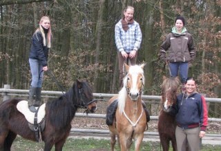 Die Kunst des Trickreitens w&auml;hrend der Reiterferien auf der Comanchen Ranch erlernen // &copy; Comanchen Ranch/ Karina Vandersee-M&uuml;ller