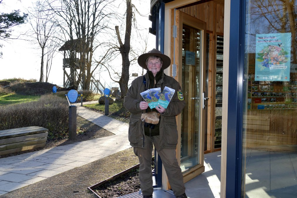 Rangerin Renate Colell am Infopavillon vor dem Aussichtsturm Elwkieker., © Biosphärenreservatsamt Schaalsee-Elbe Rangerin Renate Colell am Infopavillon vor dem Aussichtsturm Elwkieker., © Biosphärenreservatsamt Schaalsee-Elbe