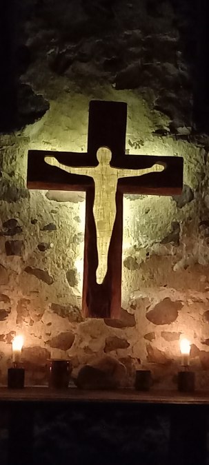 Kreuz im Chorraum, indirekt beleuchtet, © N. Scherfig