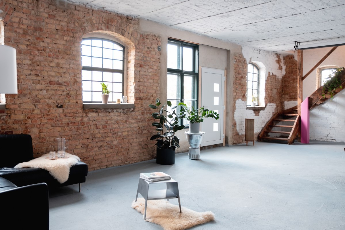 Loftstudio im ehemaligen Stallgeb&auml;ude - gerne auch f&uuml;r Workshops genutzt // &copy; Rittergut Damerow / Lars Sch&ouml;nherr Fotografie