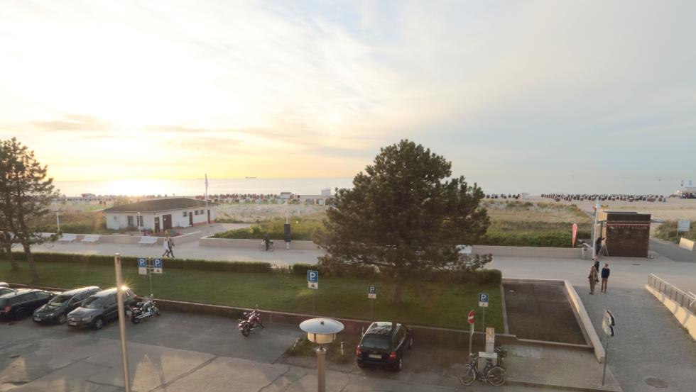 Blick vom Balkon der Ferienwohnung auf den Sonnenuntergang am Ostseehorizont // &copy; Birget Voigt