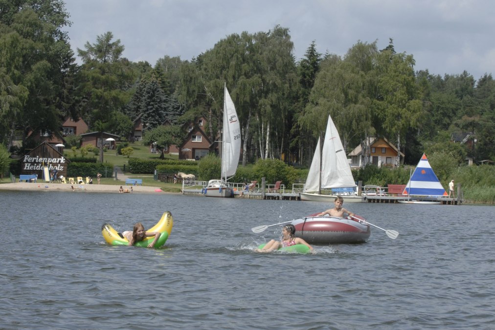 Badestrand mit Buddelsand und Spaß auf dem Wasser, © Timo Weisbrich