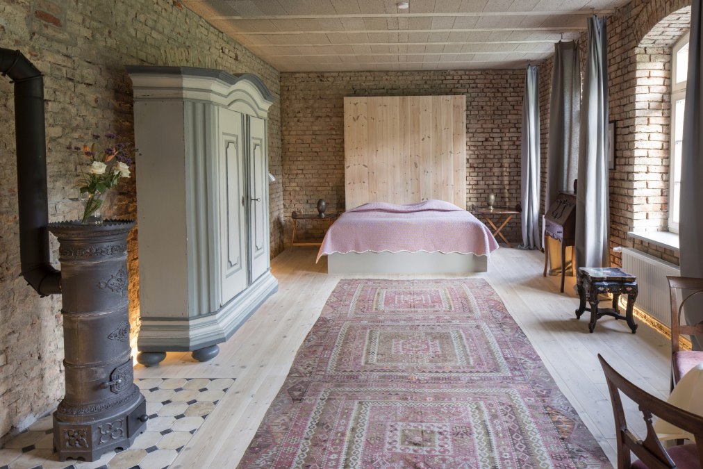 Großes lichtdurchflutetes Zimmer, © Gutshaus Hessenburg / Philipp Obkircher