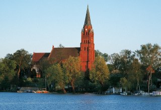 Blick von der Müritz auf die St. Marien Kirche in Röbel/Müritz, © TMV/Krüger Blick von der Müritz auf die St. Marien Kirche in Röbel/Müritz, © TMV/Krüger