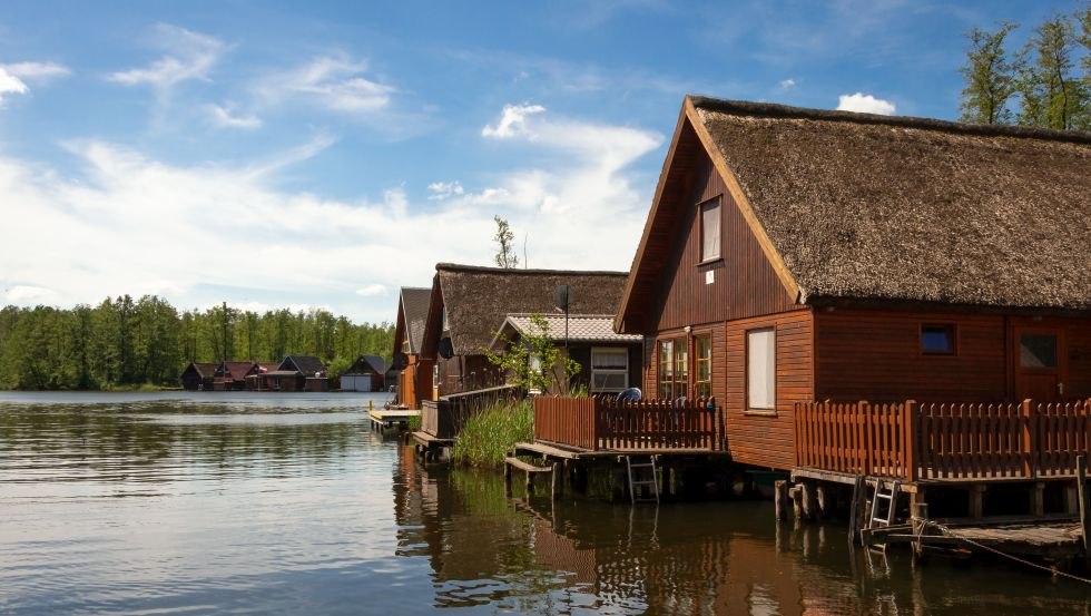 Die Bootsh&auml;user in Mirow lassen sich am besten bei Sonnenschein bewundern // &copy; MV-T/Myroad