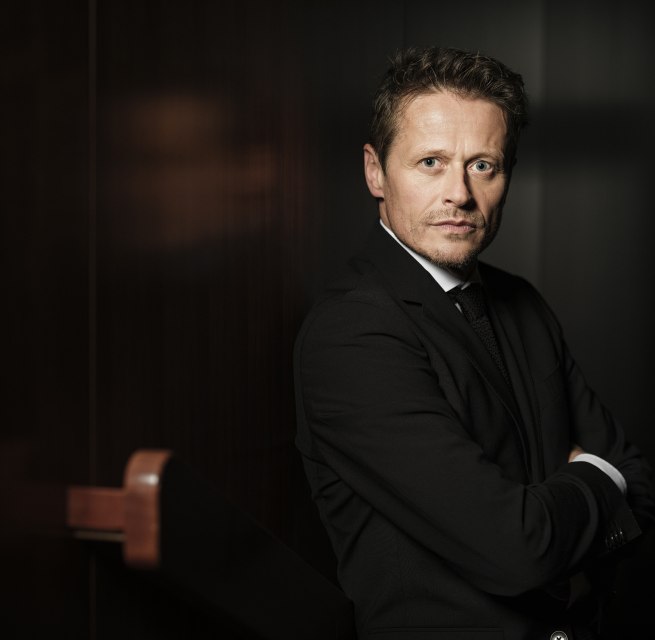Roman Knižka verleiht Texten von Autorinnen und Autoren wie Erich Kästner, Mascha Kaléko oder Viktor Klemperer eine unverkennbare Präsenz. Das hochkarätig besetzte Bläserquintett webt dazu den passenden Soundtrack aus Werken von Hanns Eisler, Kurt Weill sowie zeitgenössischem Swing und Schlager. // © Daniel Häker Roman Knižka verleiht Texten von Autorinnen und Autoren wie Erich Kästner, Mascha Kaléko oder Viktor Klemperer eine unverkennbare Präsenz. Das hochkarätig besetzte Bläserquintett webt dazu den passenden Soundtrack aus Werken von Hanns Eisler, Kurt Weill sowie zeitgenössischem Swing und Schlager. // © Daniel Häker
