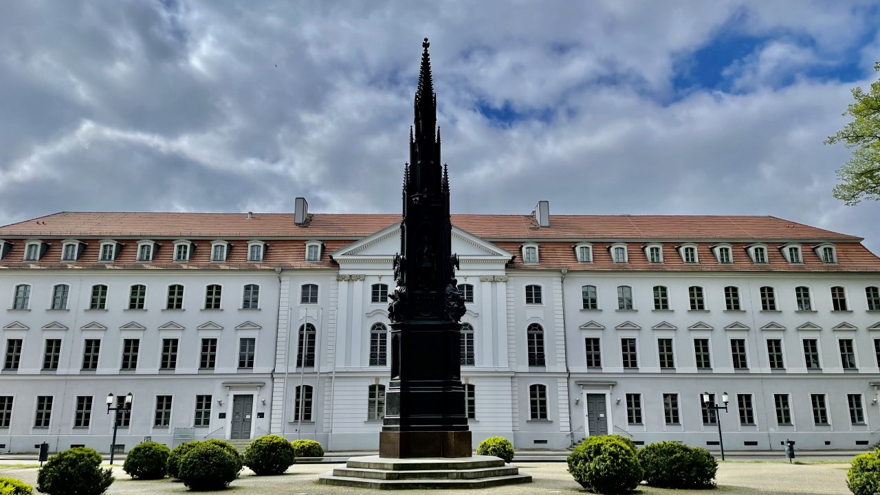 Die Universität Greifswald mit dem Rubenowdenkmal. // © Gudrun Koch Die Universität Greifswald mit dem Rubenowdenkmal. // © Gudrun Koch