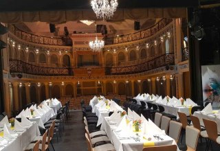 Musikalisches DinnerSie sitzen auf der B&uuml;hne und genie&szlig;en den Blick in unseren wundersch&ouml;nen Saal.Die Festivalmusiker werden hautnah und exklusiv von den verschiedensten Pl&auml;tzen des Theaters aus zu erleben sein // &copy; Foto: Klaus M&ouml;bus