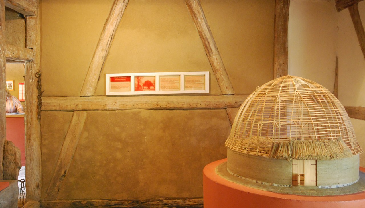 Modell einer Mecklenburgischen Rundscheune mit Stampflehmwändenaus der ständigen Sammlung des Lehmmseums Gnevsdorf, © FAL e.V. Modell einer Mecklenburgischen Rundscheune mit Stampflehmwändenaus der ständigen Sammlung des Lehmmseums Gnevsdorf, © FAL e.V.