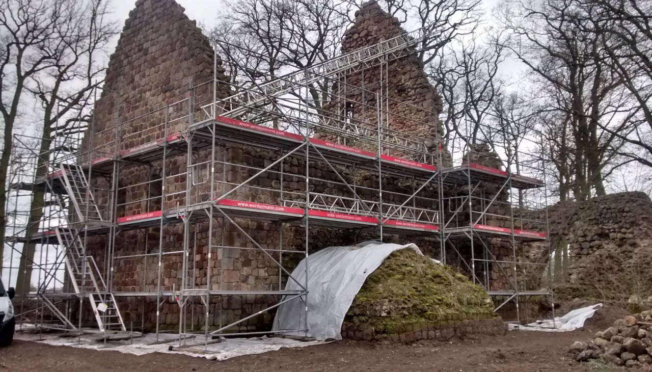 Ger&uuml;ste innen und aussen an der Kirchenruine M&auml;rz 2019, &copy; N. Scherfig