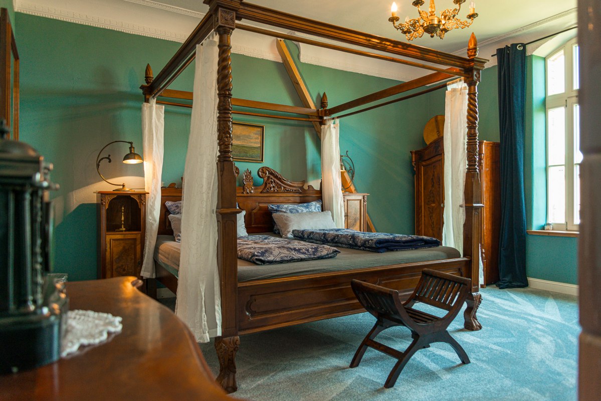 Luxus Suite // &copy; Neil Kilindo