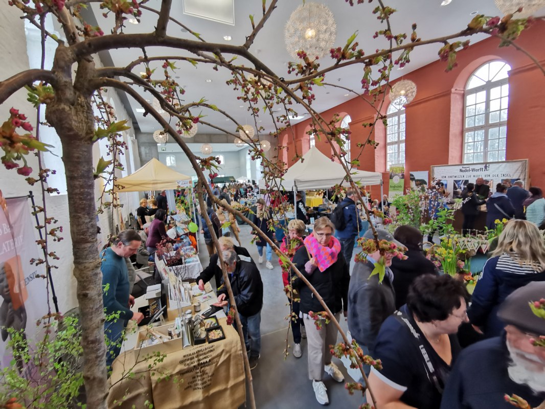 2025 Messe: B&auml;rlauch trifft Regionalprodukte
Die Veranstalter R&uuml;gen Produkte Verein e. V. und das
Biosph&auml;renreservatsamt S&uuml;dost-R&uuml;gen stellen Ihnen
gemeinsam mit einer Vielzahl von Ausstellern die vielf&auml;ltige
Produktpalette der Insel R&uuml;gen vor. // &copy; Biosph&auml;renreservatsamt S&uuml;dost-R&uuml;gen