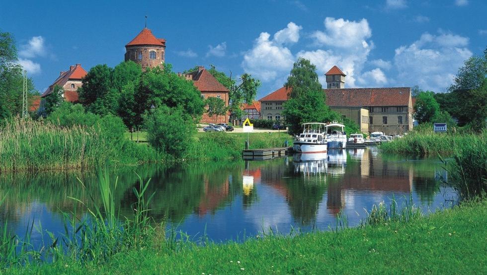 Wie Perlen auf einer Kette reihen sich die Boote im Hafen von Neustadt-Glewe aneinander // © MV-T/Grundner Wie Perlen auf einer Kette reihen sich die Boote im Hafen von Neustadt-Glewe aneinander // © MV-T/Grundner