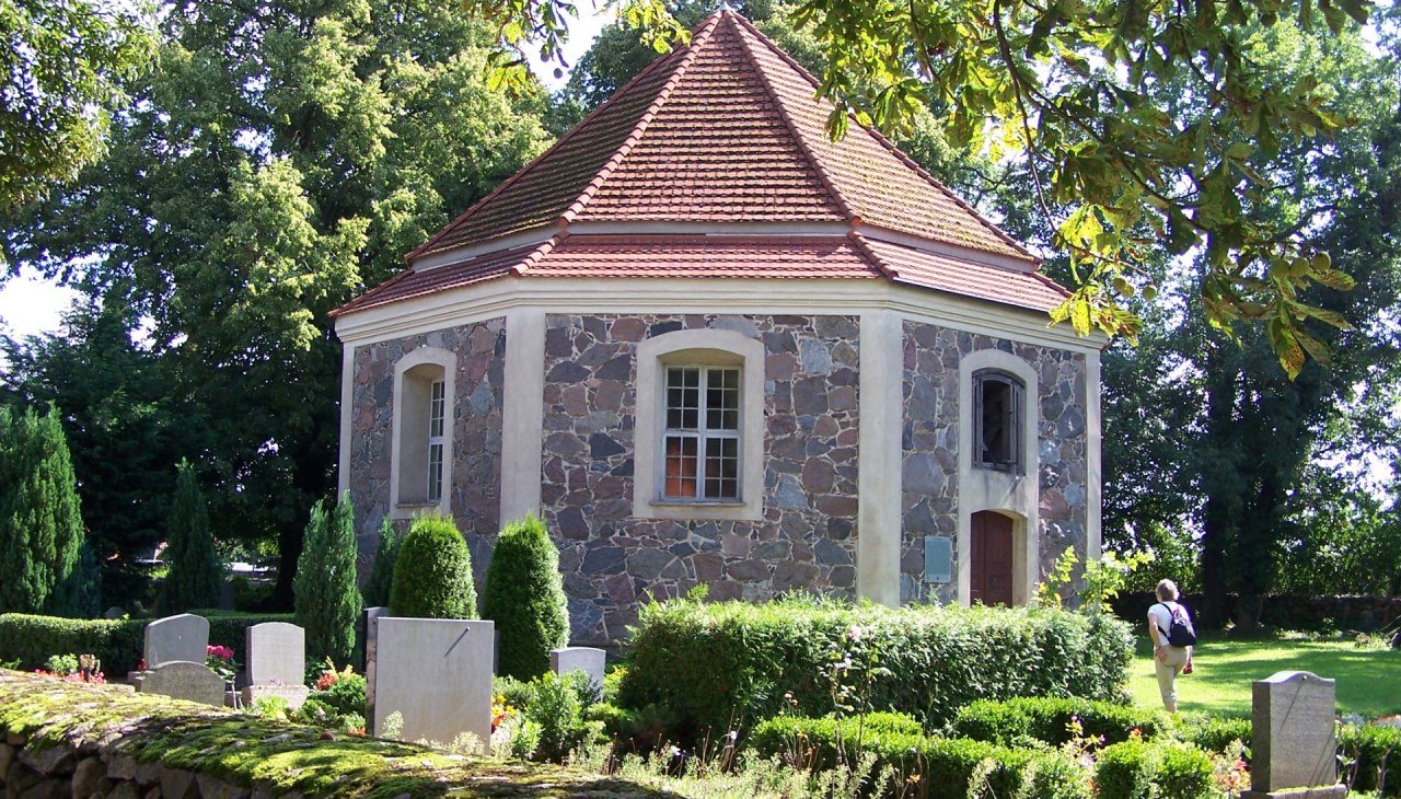 Die achteckige Kirche bietet schon durch ihren Grundriss eine architektonische Besonderheit, © Kurverwaltung Feldberger Seenlandschaft Die achteckige Kirche bietet schon durch ihren Grundriss eine architektonische Besonderheit, © Kurverwaltung Feldberger Seenlandschaft