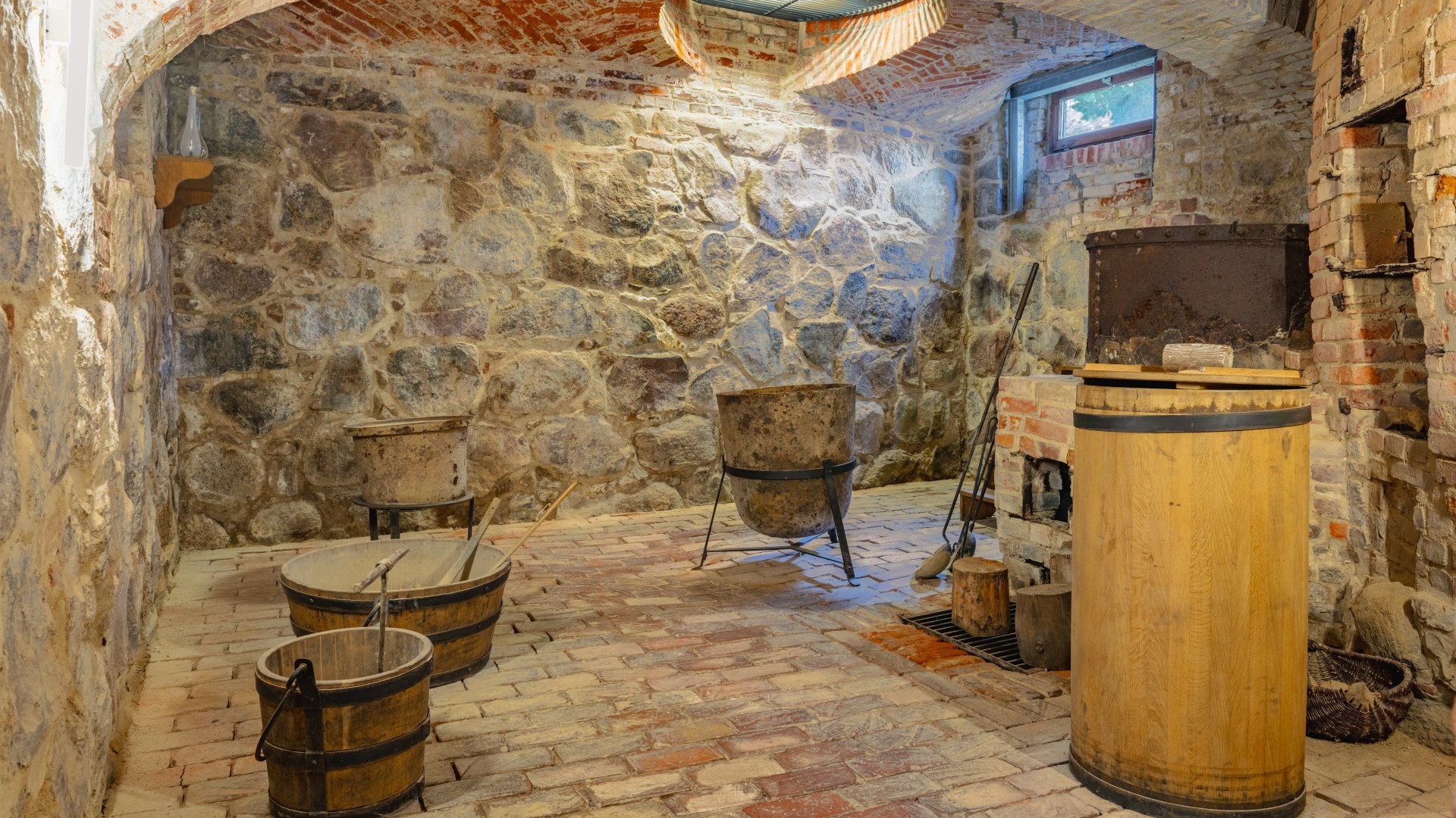 Der Keller des Caspar-David-Friedrich-Hauses und die darin enthaltene Werkstatt mit Untensilien um Seifen und Kerzen herzustellen. // Die Werkstatt in der Caspar David Friedrichs Vater Seifen siedete und Kerzen zog. Sie befindet sich im Keller des Caspar-David-Friedrich-Hauses und kann besichtigt werden. // © MV-T/Tiemann Der Keller des Caspar-David-Friedrich-Hauses und die darin enthaltene Werkstatt mit Untensilien um Seifen und Kerzen herzustellen.