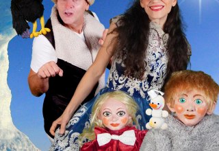 Die beiden Darsteller des Theater Phöbus stehen mit ihren Puppen Kai und Gerda vor einem blauen Hintergrund., © Theater Phöbus Die beiden Darsteller des Theater Phöbus stehen mit ihren Puppen Kai und Gerda vor einem blauen Hintergrund., © Theater Phöbus