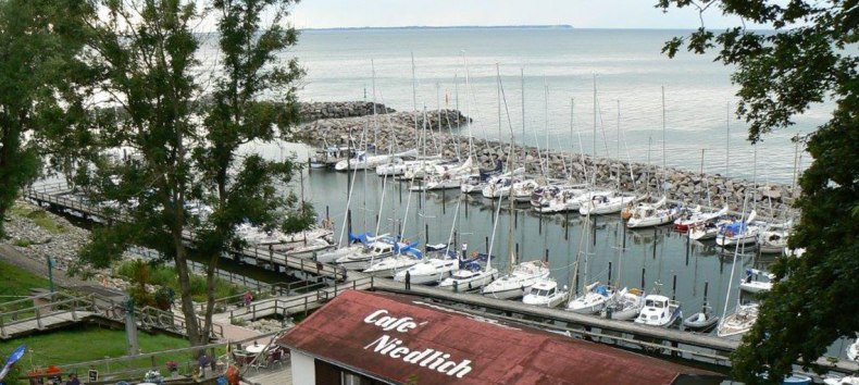 Blick zum Yachthafen Lohme und zum Café Niedlich. // © Touristik Lohme GmbH Blick zum Yachthafen Lohme und zum Café Niedlich. // © Touristik Lohme GmbH