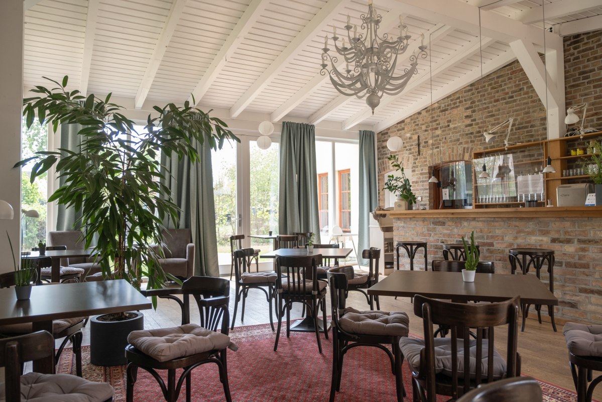 Aangename werksfeer in het Werkcaf&eacute; // &copy; Rittergut Damerow / Lars Sch&ouml;nherr Fotografie