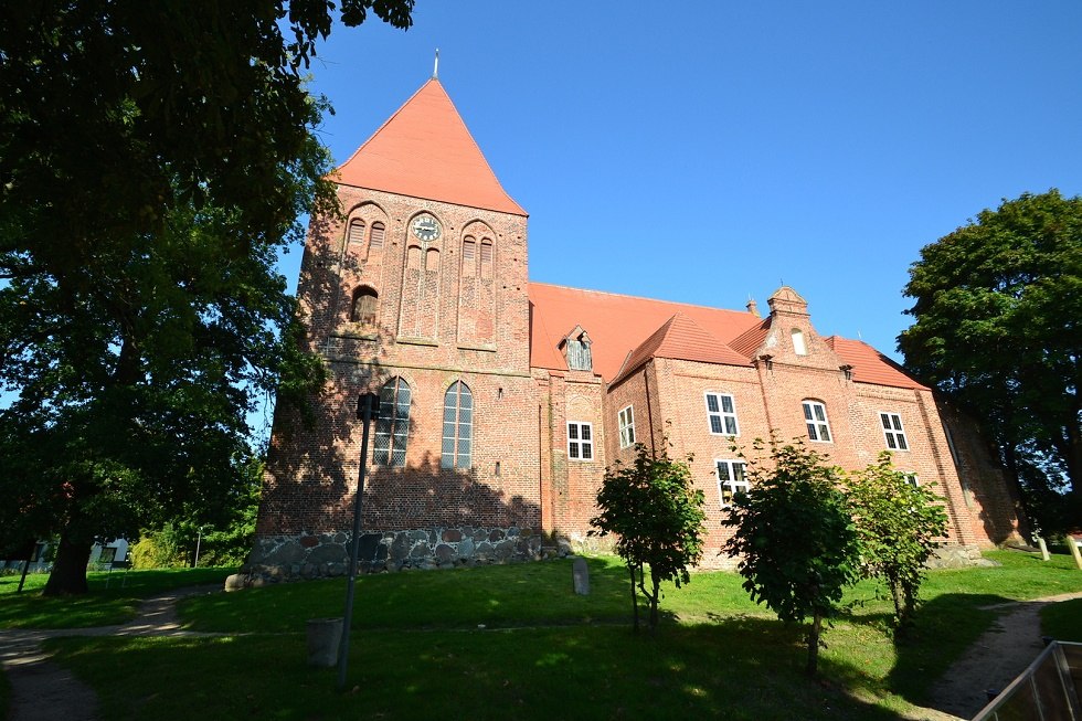 Evangelische Kirche St. Michael in Sagard - Dach mit Kreuz. // &copy; Tourismuszentrale R&uuml;gen