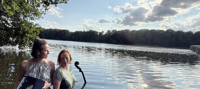 Sonja Lena Schmid und Anne von Twardowski, Gründerinnen von "Rauschen am See" am Neuenkirchener See // © Mohrmann Sonja Lena Schmid und Anne von Twardowski, Gründerinnen von "Rauschen am See" am Neuenkirchener See // © Mohrmann