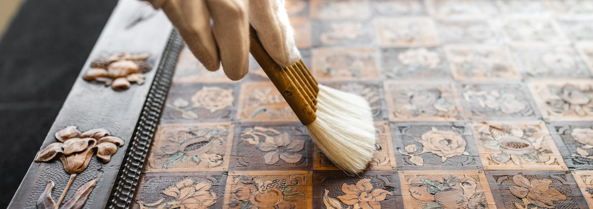 Pinselsanft: Die Exponate des Museums werden in Handarbeit ges&auml;ubert und restauriert, &copy; TMV/Gross