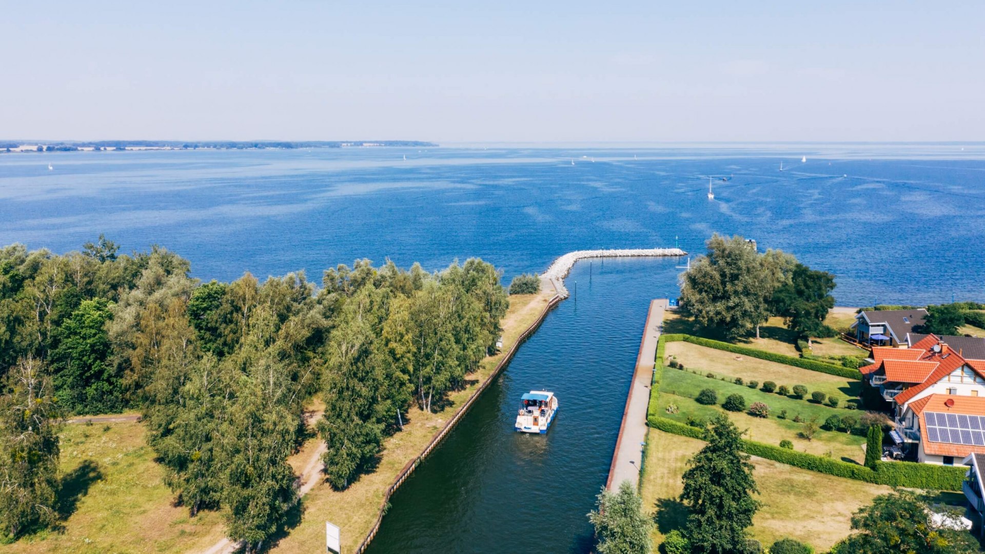 Micha steuert das Hausboot durch den Kanal in Richtung Müritz. // © MV-T/Gänsicke Micha steuert das Hausboot durch den Kanal in Richtung Müritz. // © MV-T/Gänsicke