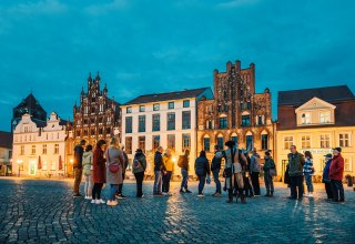 Nachtw&auml;chterf&uuml;hrung durch Greifswald // &copy; Wally Pru&szlig;