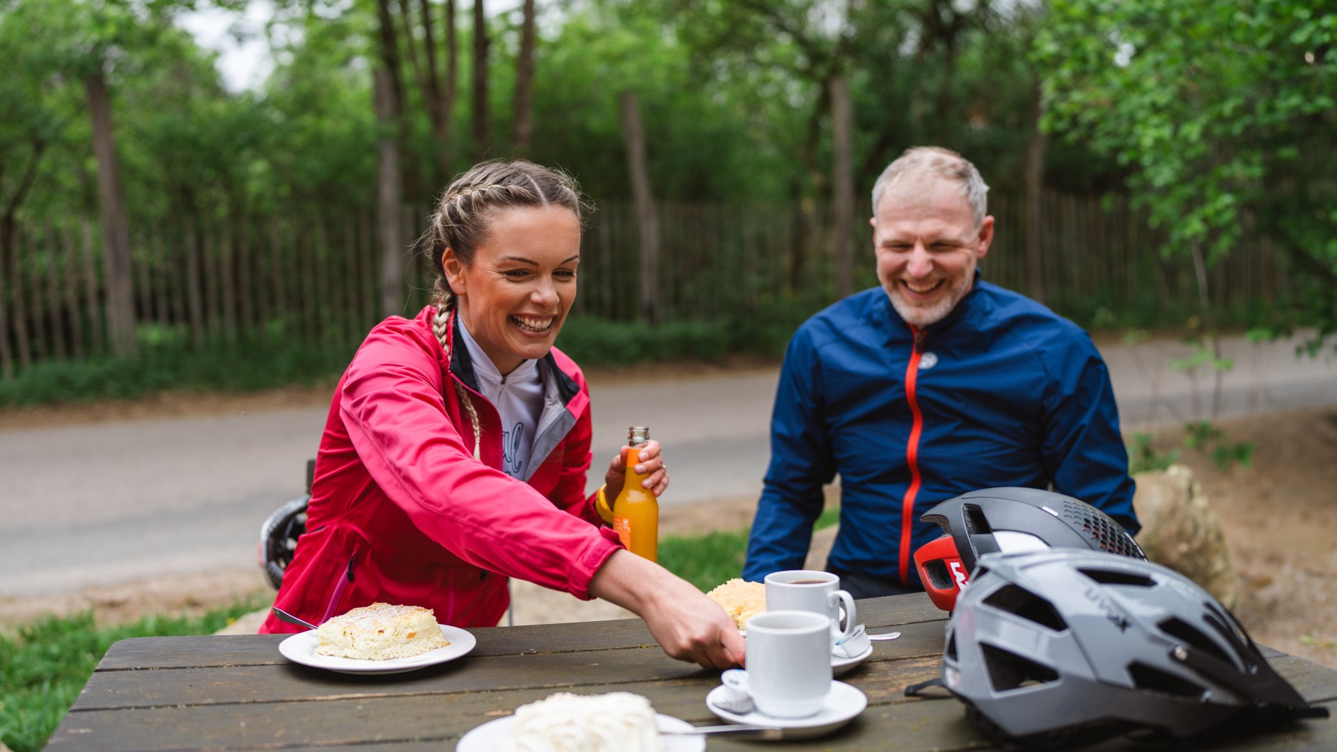 Bei Kaffee und Kuchen sammeln die drei Freunde Kraft für die nächste Etappe. // © MV-T/Gross Bei Kaffee und Kuchen sammeln die drei Freunde Kraft für die nächste Etappe.