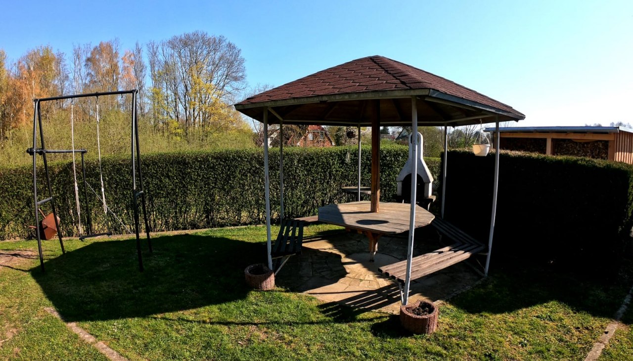 sch&ouml;ner &uuml;berdachter Pavillon, Kinderspielzeug, &copy; Petra Schmidt