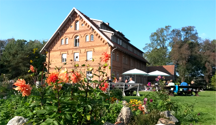 Sicht vom gro&szlig;z&uuml;gen Garten zum Hotel // &copy; Tino Berger
