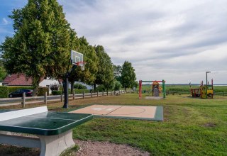Basketballfeld, Tischtennisplatte und Spielger&auml;te auf dem Spielplatz am Bodden im Ahrenshooper Ortsteil Niehagen. // &copy; Maik Pixelino