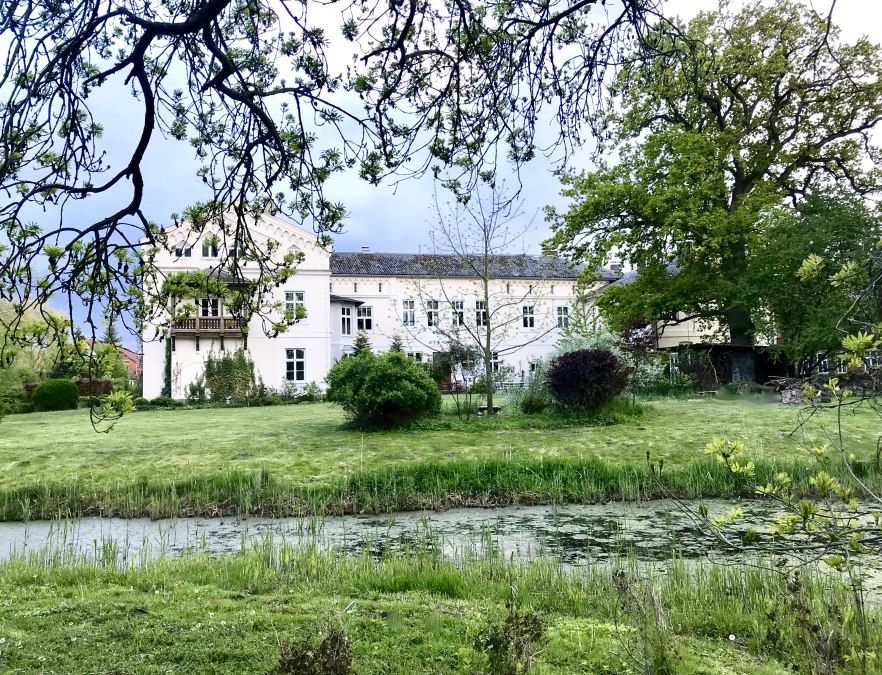 Blick vom Park auf das Herrenhaus, © Herrenhaus Roggow Blick vom Park auf das Herrenhaus, © Herrenhaus Roggow