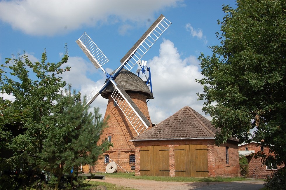 Die Windmühle steht auf dem Gelände eines Sägewerks. // © Gabriele Skorupski Die Windmühle steht auf dem Gelände eines Sägewerks. // © Gabriele Skorupski