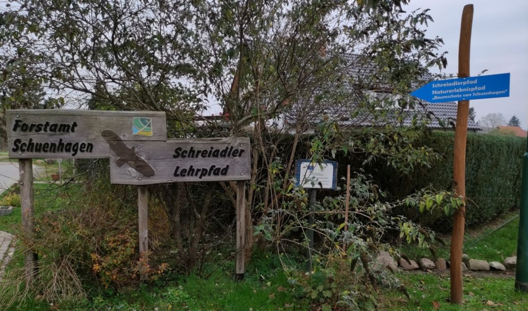 Eingangsschild zum Schreiadler-Parcours und Lehrpfad am Forstamt Schuenhagen, © Liv E. Ipsen Eingangsschild zum Schreiadler-Parcours und Lehrpfad am Forstamt Schuenhagen, © Liv E. Ipsen