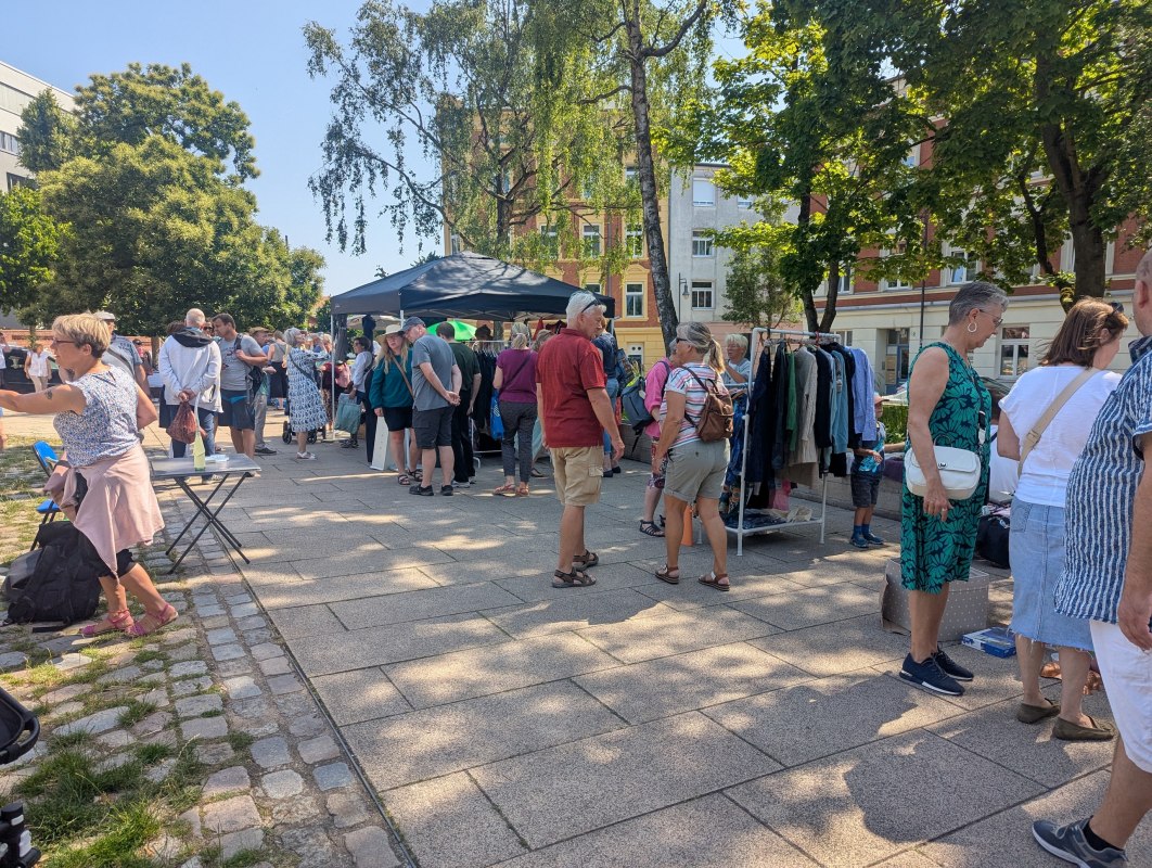 Flohmarktstände auf dem Karl-Liebknecht-Platz // © Mariana Born Flohmarktstände auf dem Karl-Liebknecht-Platz // © Mariana Born