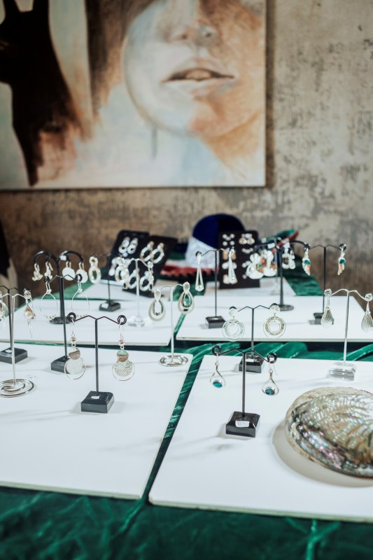 Ausstellerin im Innenbereich // © Sönke Gill Ausstellerin im Innenbereich // © Sönke Gill