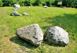 Es gibt 32 Findlinge (aktuell) im Garten. An den Steinen sind Nummern aufgebracht und eine Tafel erklärt Ihnen Anhand der Nummer, um was für einen Stein es sich handelt. // © Wolfgang Mamat Es gibt 32 Findlinge (aktuell) im Garten. An den Steinen sind Nummern aufgebracht und eine Tafel erklärt Ihnen Anhand der Nummer, um was für einen Stein es sich handelt. // © Wolfgang Mamat