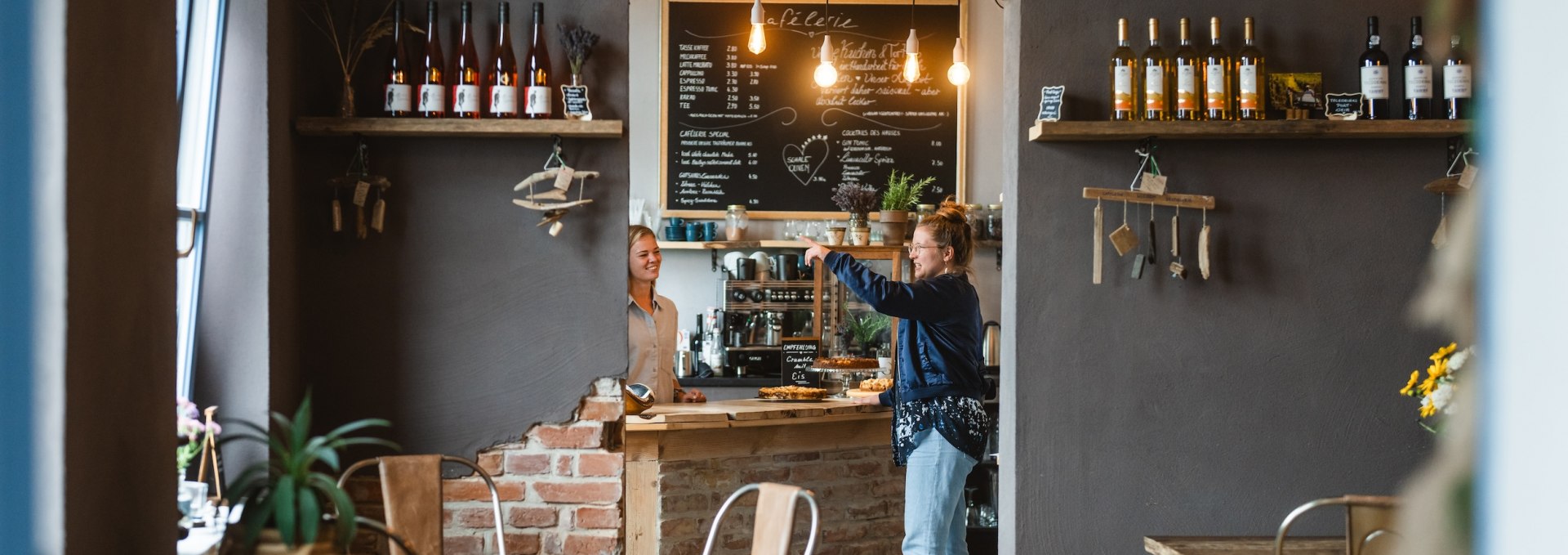 Auch ein gem&uuml;tliches Caf&eacute; geh&ouml;rt zum Haus. Hier hat sich die sympathische Madlen verwirklicht &ndash; und backt jeden Tag frisch die k&ouml;stlichen Kuchen. // &copy; MV-T/Gross