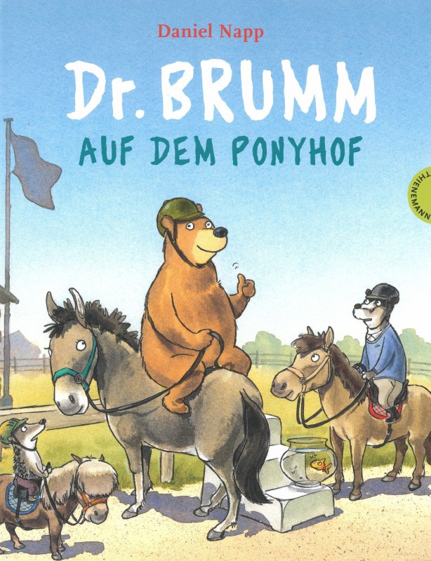 Buchcover: Dr. Brumm und zwei Freunde sitzen auf einem Pony; Dr. Brumm sitzt verkehrt herum // © Stadtbibliothek Stralsund Buchcover: Dr. Brumm und zwei Freunde sitzen auf einem Pony; Dr. Brumm sitzt verkehrt herum // © Stadtbibliothek Stralsund