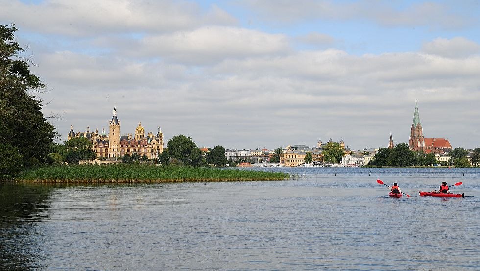 Kajakken tegen de achtergrond van Slot Schwerin, &copy; Andreas Duerst