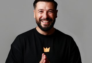 Also lassen Sie sich durch seine Spontanit&auml;t und schlagkr&auml;ftigen Dialoge begeistern und mitrei&szlig;en. Eines ist aber garantiert &ndash; es wird nicht, wie man Comedy erw, &copy; C&uuml;neyt Akan