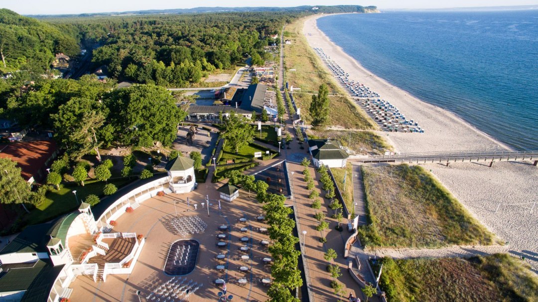Der Kurplatz im Ostseebad Göhren mit dem historischen Kurpavillon direkt in Strandnähe, © KVGöhren/Kokenge