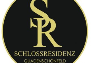 Logo Schlossresidenz Quadenschönfeld // © Schlossresidenz Quadenschönfeld Logo Schlossresidenz Quadenschönfeld // © Schlossresidenz Quadenschönfeld