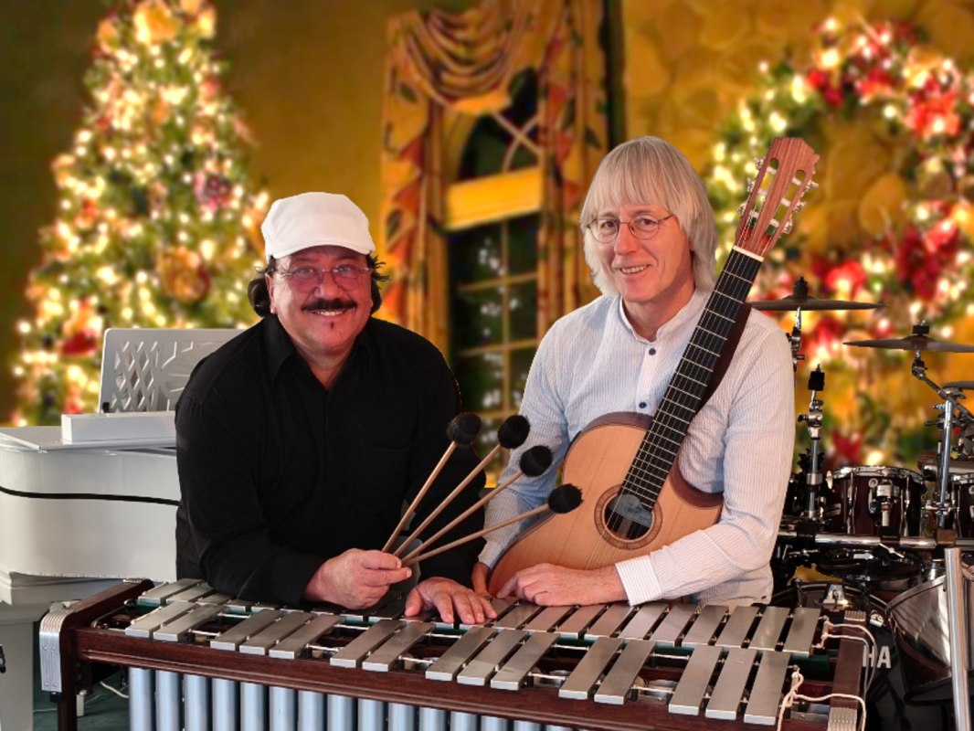 Das Duo WEXELSPIEL vorweihnachtlichem Hintergrund // © Ralf Godglück Das Duo WEXELSPIEL vorweihnachtlichem Hintergrund // © Ralf Godglück