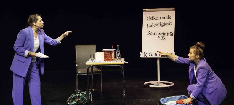 Heike Feist & Astrid Kohrs in »Gar nicht lügen ist auch keine Lösung« // © Pavol Putnoki Heike Feist & Astrid Kohrs in »Gar nicht lügen ist auch keine Lösung« // © Pavol Putnoki