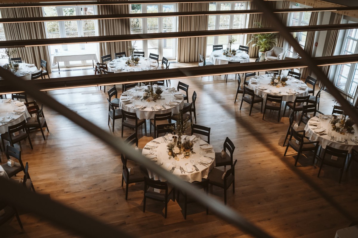 Die stilvolle Festscheune im Seehotel Zarrentin bietet mit ihrem warmen Ambiente und großzügigen Raum den perfekten Rahmen für besondere Veranstaltungen und unvergessliche Feiern. // © Michael Kausler Die stilvolle Festscheune im Seehotel Zarrentin bietet mit ihrem warmen Ambiente und großzügigen Raum den perfekten Rahmen für besondere Veranstaltungen und unvergessliche Feiern. // © Michael Kausler
