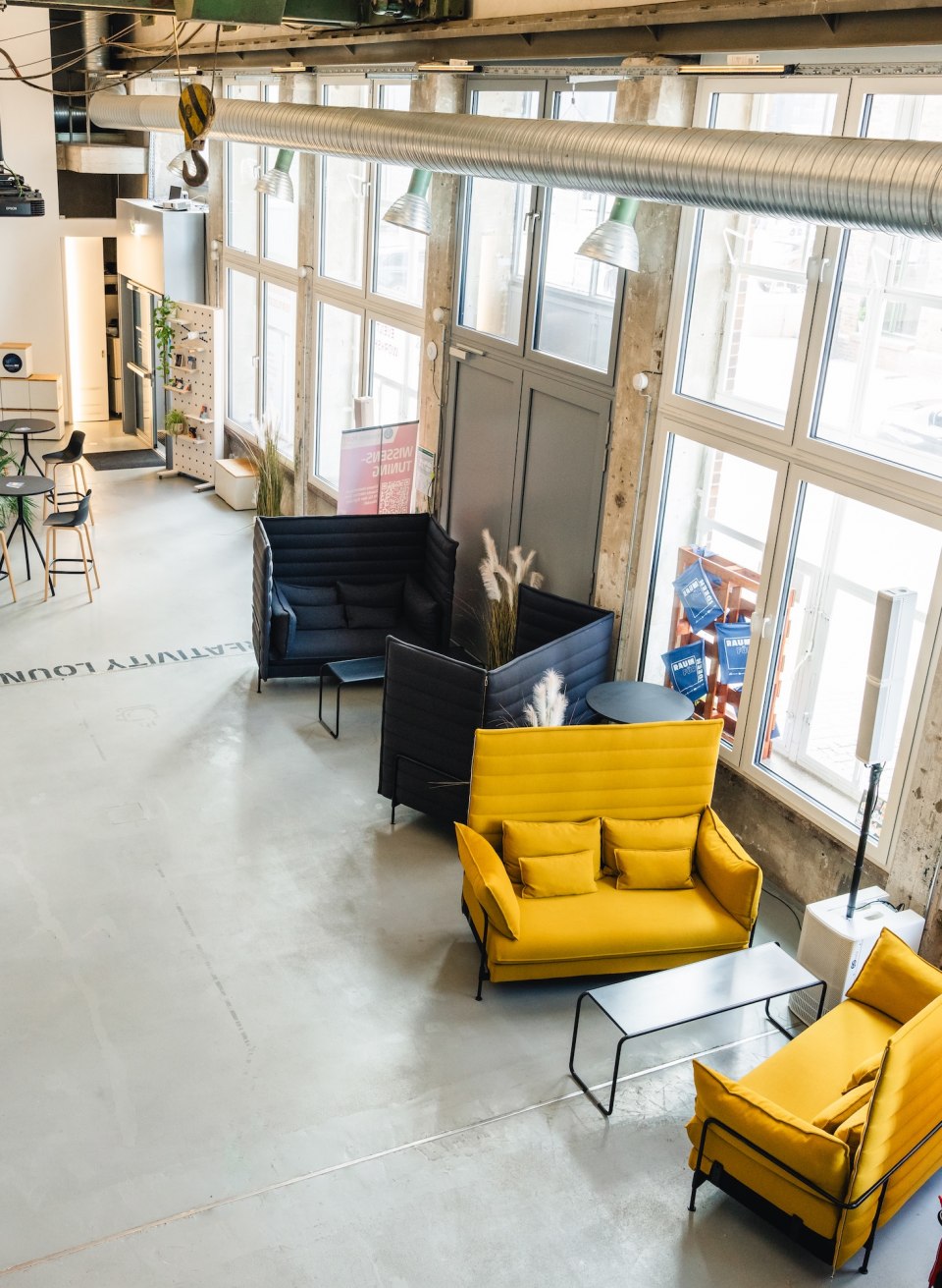  &Uuml;bersicht &uuml;ber den InnovationPort Wismar mit modernem Design, Sitzbereichen und Co-Working-Arbeitspl&auml;tzen.