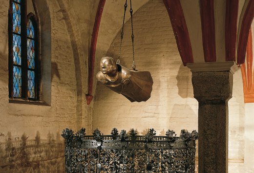 Der Schwebende von Ernst Barlach ausgestellt im G&uuml;strower Dom. Die Plastik h&auml;ngt von der Decke und schwebt dadurch in kopfh&ouml;he.